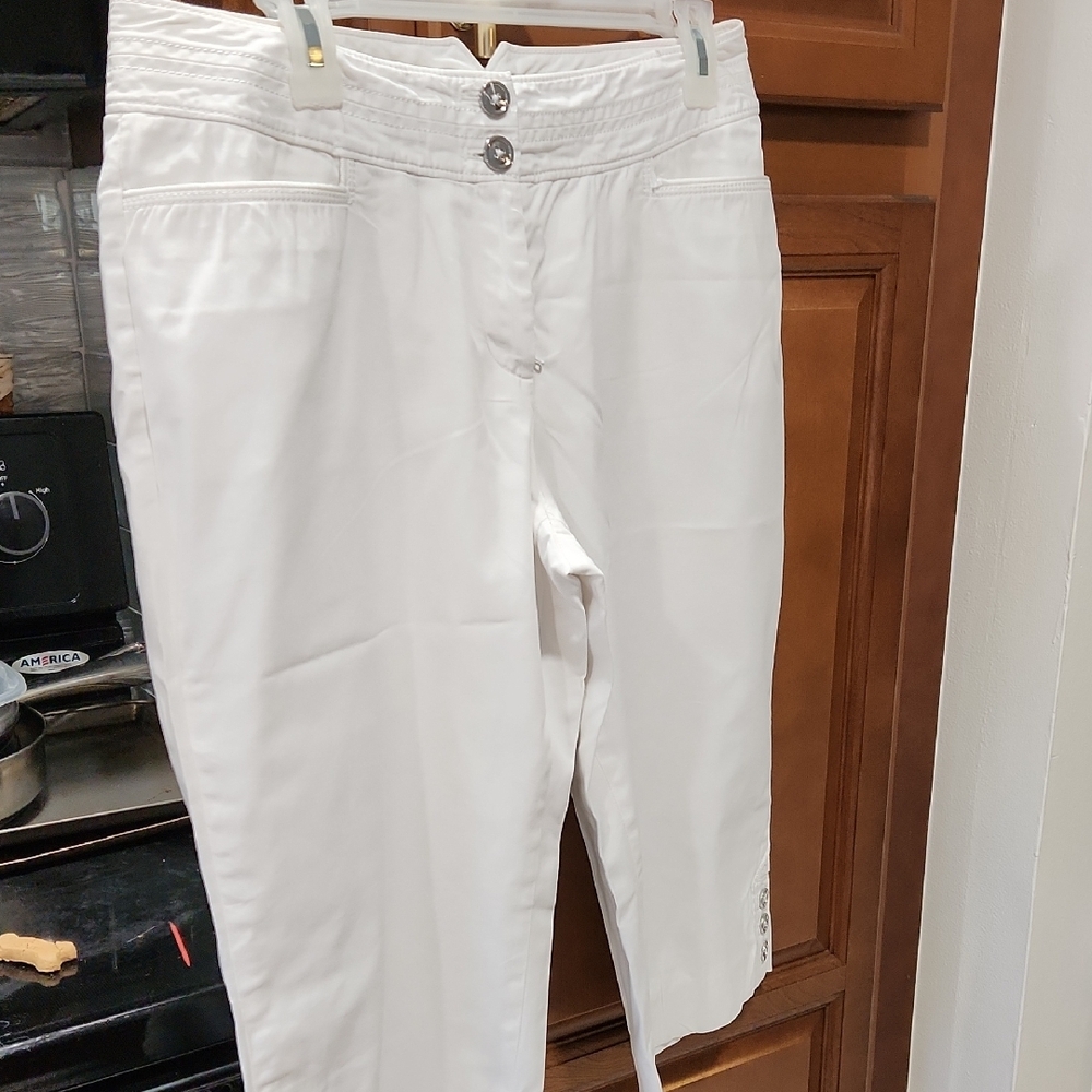 White House Black Market White Capris with Crisp Design